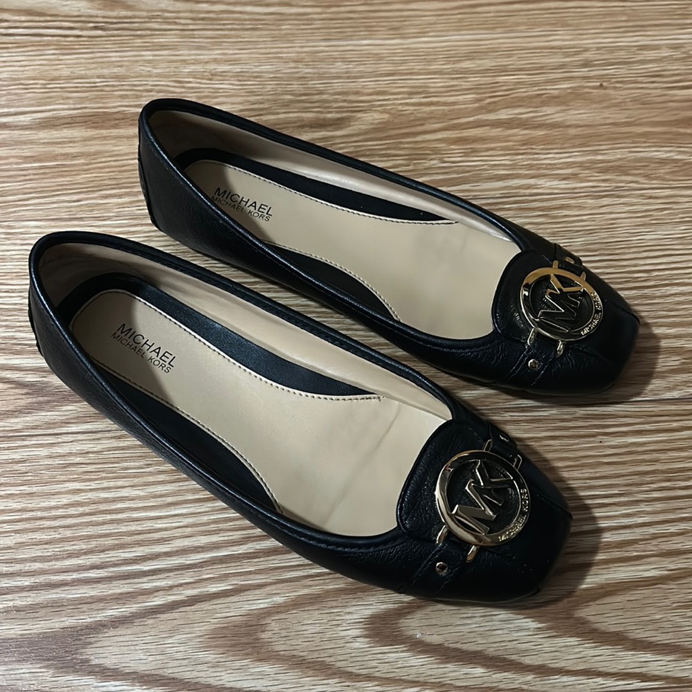 Michael Kors black with gold detail leather flats in great used condition!